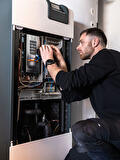 Monteur van LTA energy aan het werk bij een warmtepompt